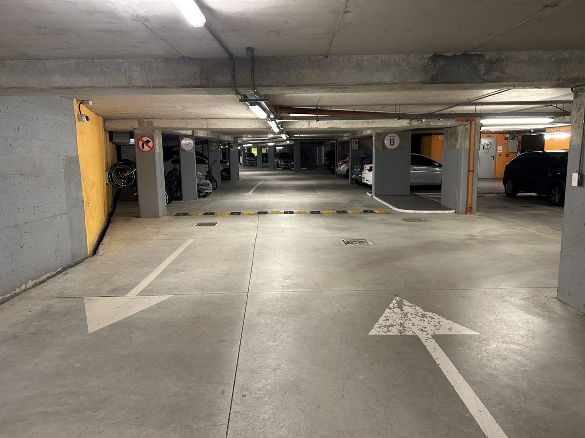 Circulación interior señalizada en las cocheras de un edificio Pilay Uruguay