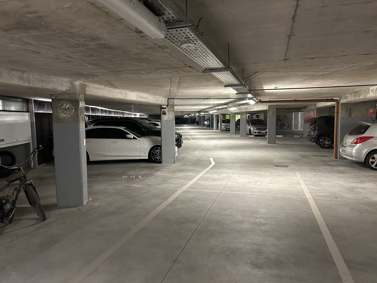 Vista amplia del interior de las cocheras de un edificio Pilay Uruguay