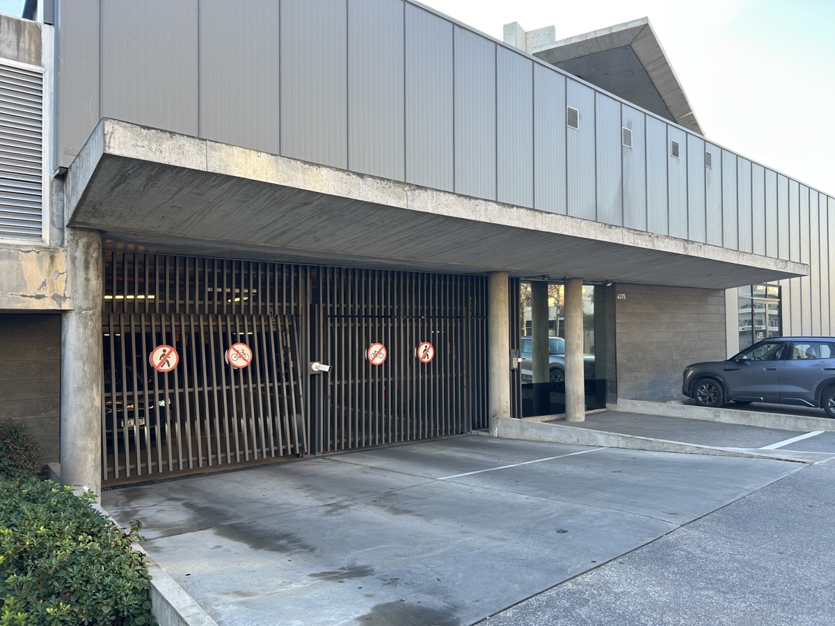 Acceso exterior a las cocheras de un edificio Pilay Uruguay